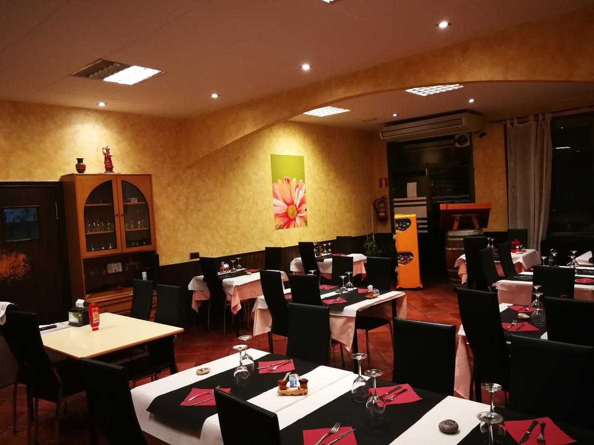 Hostal Escarla Арен Экстерьер фото